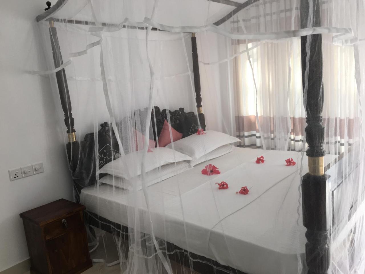 Sea Breeze Hotel Bentota Kültér fotó